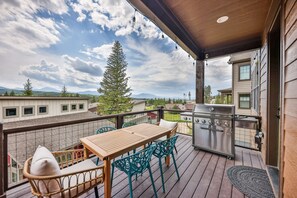 Outdoor dining - Elevated Mountain Retreat—Private, Spacious, Minutes from Adventure (Fraser)