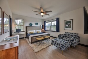 4 dormitorios, escritorio, tabla de planchar con plancha y cuna de viaje