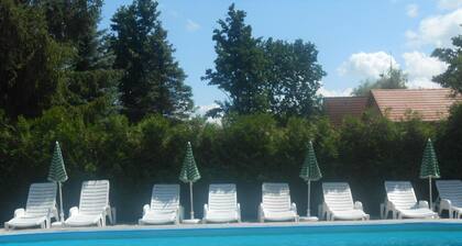 Flat with pool, playground, WLAN, directly on the lake