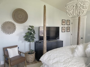 3 makuuhuonetta, tallelokero huoneessa, työpöytä, silitysrauta/-lauta