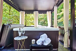 Outdoor spa tub