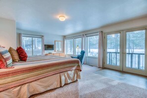 4 bedrooms, iron/ironing board, WiFi, bed sheets - Private hot tub, large patio with lots of seating for the whole family, BBQ, sharc passes for 2026! Amazing views of the golf course (Sunriver)