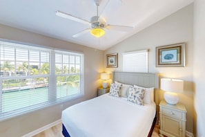 2 bedrooms, iron/ironing board, Internet, bed sheets - Enchanting waterfront townhouse with balcony, plunge pool, & washer/dryer (Duck Key)