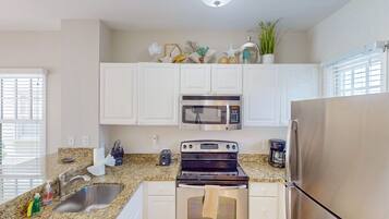 Kjøleskap, mikrobølgeovn, ovn og kokeplater