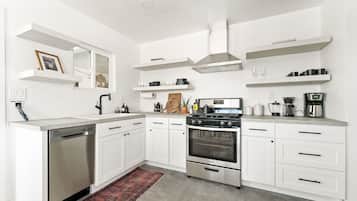 Fridge, oven, stovetop, dishwasher