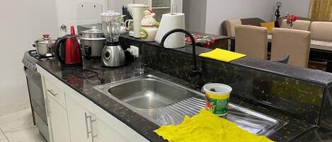 Frigorifero, microonde, forno, macchina per tè/caffè