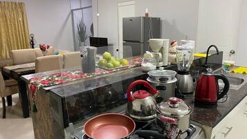 Frigorífic, microones, forn i cafetera i tetera