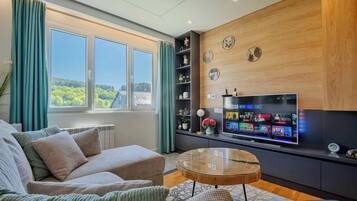 Smart TV, chimenea, estéreo