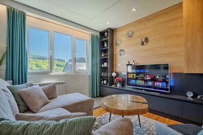 Smart TV, fireplace, stereo