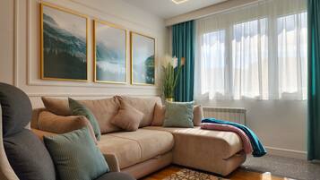 Smart TV, fireplace, stereo