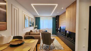 Smart TV, fireplace, stereo
