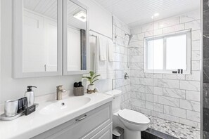 Baignoire, séchoir à cheveux, serviettes fournies, shampooing
