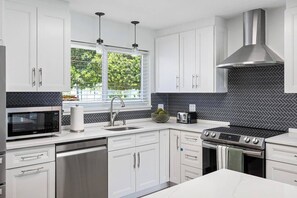 Réfrigérateur, four à micro-ondes, un four, surface de cuisson