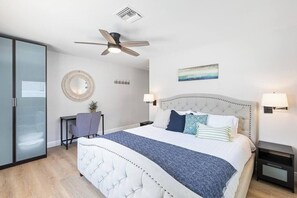 3 habitaciones, escritorio y tabla de planchar con plancha 