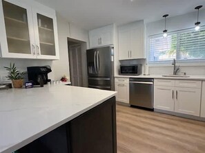 Kjøleskap, mikrobølgeovn, ovn og kokeplater