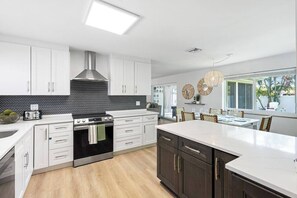 Køleskab, mikrobølgeovn, ovn, kogeplade