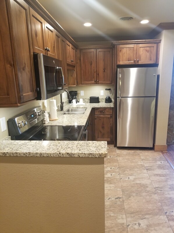 Refrigerador, microondas, lavavajillas y utensilios de cocina 