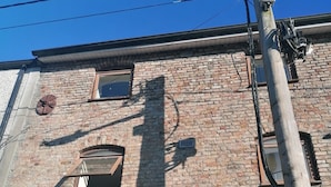 Ein Backsteinhaus mit dem Schild "BARROW NEWS" über einem Garagentor.