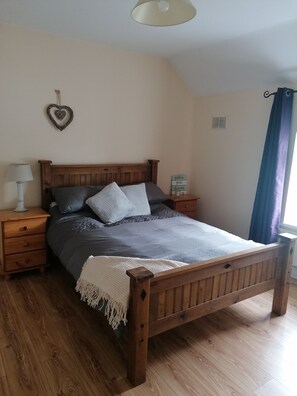 2 bedrooms, iron/ironing board, internet, bed sheets