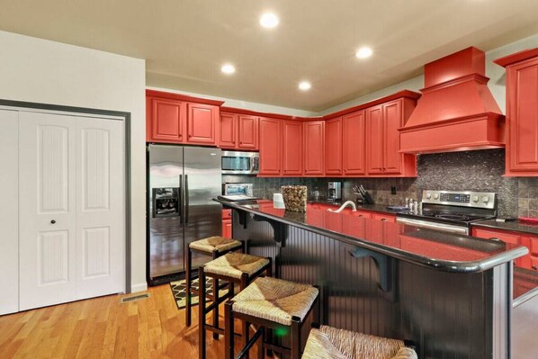 冷蔵庫、電子レンジ、オーブン、コンロ