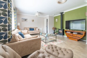 TV, fireplace - 8 Town Close, Holt, Norfolk (Holt)