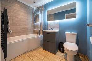 Combined shower/tub, hair dryer, towels