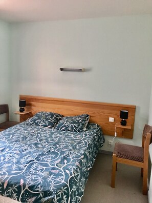 2 Schlafzimmer, Reisekinderbett