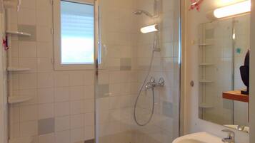 Douche, sèche-cheveux