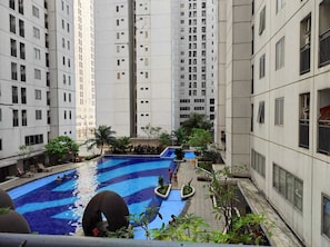 Outdoor pool - Toptravel Bassura City (Jakarta)