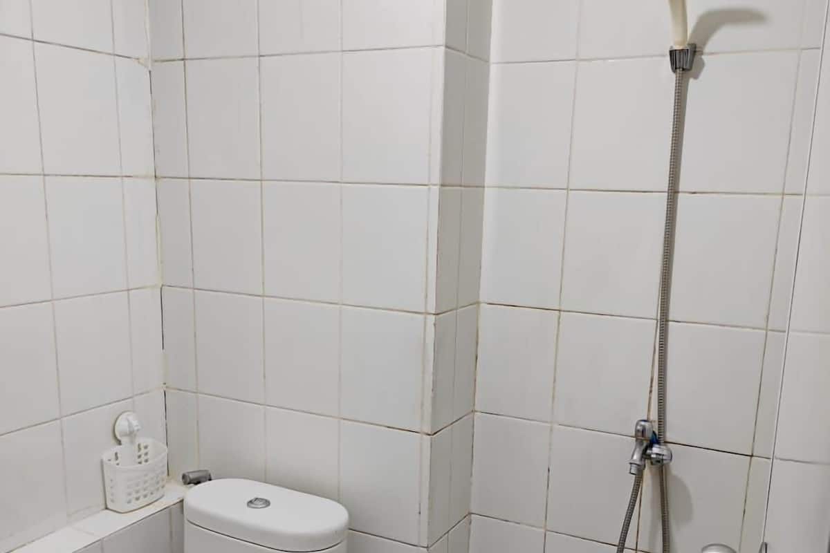 basic studio | bathroom | shower, rainfall showerhead, towels