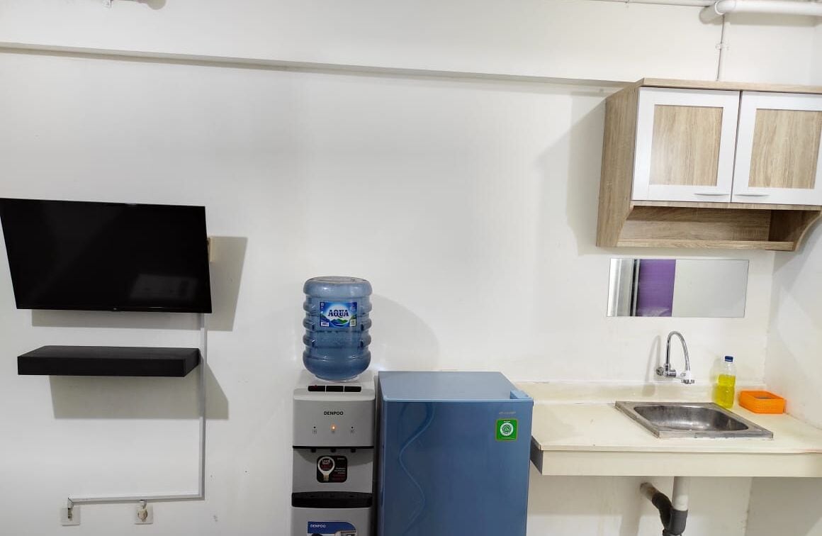 basic studio | mini fridge