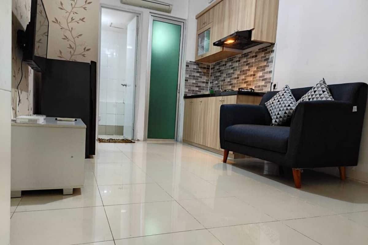 Departamento básico | Área de sala de estar | Televisión de pantalla plana de 32 pulgadas con canales digitales