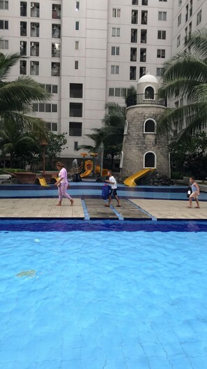 Outdoor pool - Toptravel Bassura City (Jakarta)