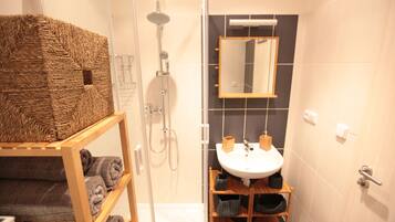 City Apartment | Bathroom | Shower, hair dryer, towels, soap