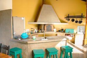 Casa geminada clássica | Cozinha privada | Refrigerador em uma área comum