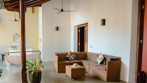 A living room with a sofa set, a small table, and a potted plant. - Miskitu Casa Boutique (Granada)