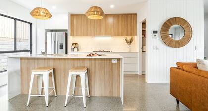 Stylish 4 bedroom house with pool