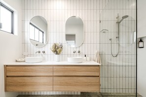 Een haardroger, handdoeken, zeep, shampoo
