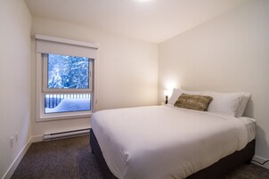 Magog Condo | 3 bedrooms, free WiFi, bed sheets