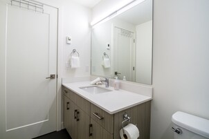 Magog Condo | Bathroom | Towels, shampoo