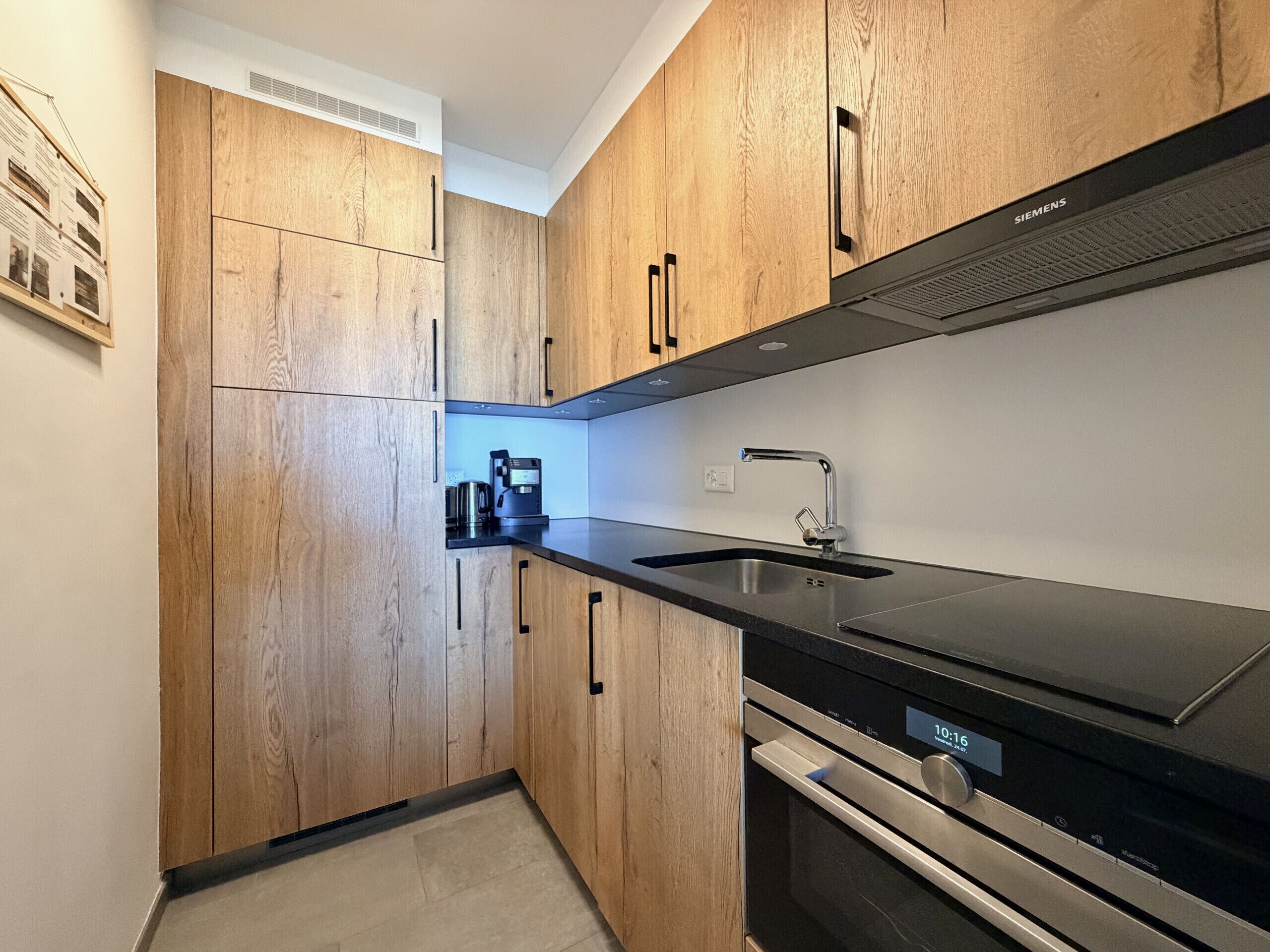 Wasserkocher mit Kaffee-/Teezubehör, Kühlschrank, Mikrowelle, Ofen