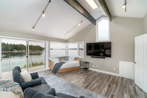 Smart TV, fireplace