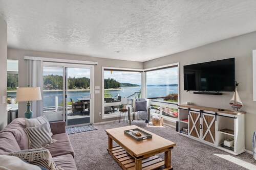 WATERFRONT 3BR/2BA MT RAINIER VIEWS, PRIVATE BEACH