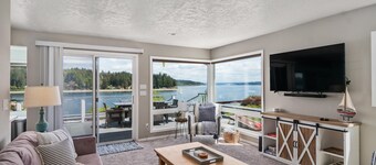 WATERFRONT 3BR/2BA MT RAINIER VIEWS, PRIVATE BEACH