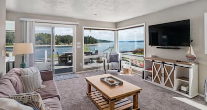 WATERFRONT 3BR/2BA MT RAINIER VIEWS, PRIVATE BEACH