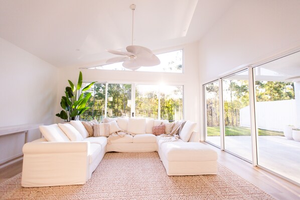 Una televisión, un reproductor de DVD, una mesa de tenis de mesa, libros