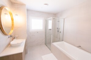 Baignoire, sèche-cheveux, serviettes fournies, savon