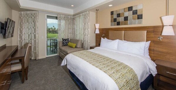 Caja de seguridad en la habitación y tabla de planchar con plancha 