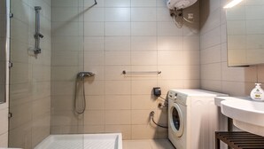 Dusj, toalettartikler (inkludert), hårføner og håndklær