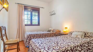 3 slaapkamers, reisbedje, gratis wifi, beddengoed